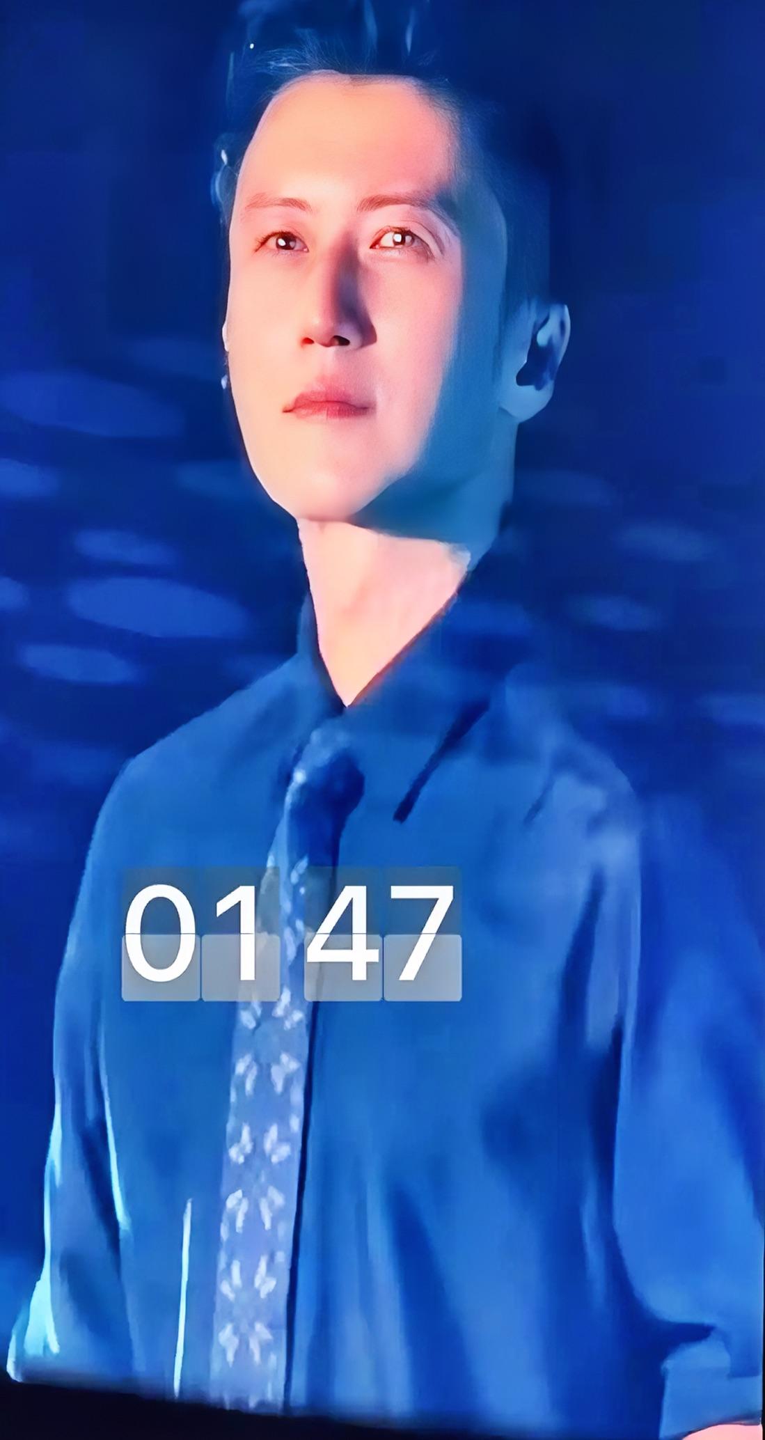果然，谢霆锋还是在演唱会上哭了，不是因为亲爹刚走，而是因为全场粉丝们很多都穿上了