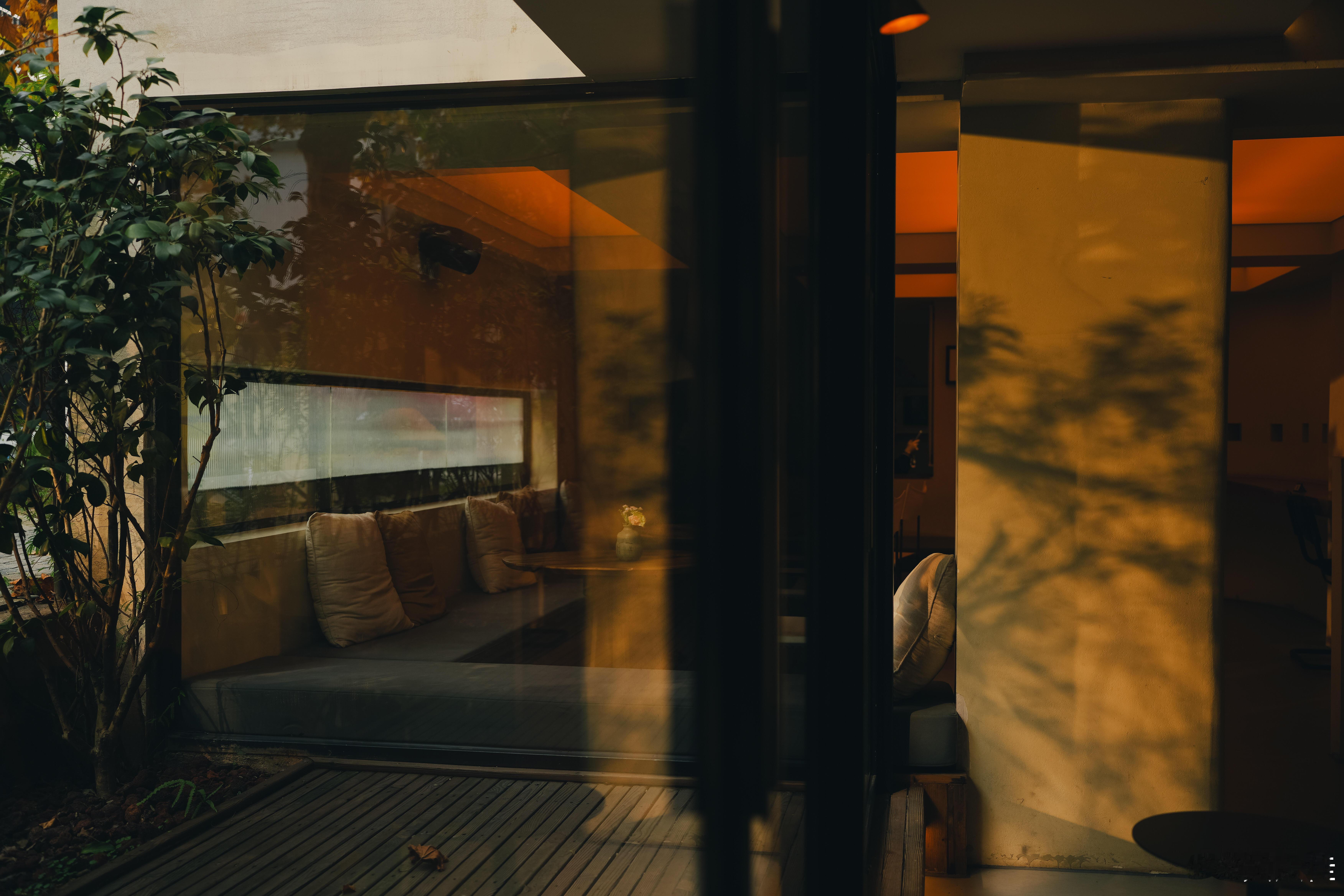 所谓明亮，不是永远晴朗，而是穿过风雨，心底那盏灯依然留着暖意。可以疲惫，可以暂停