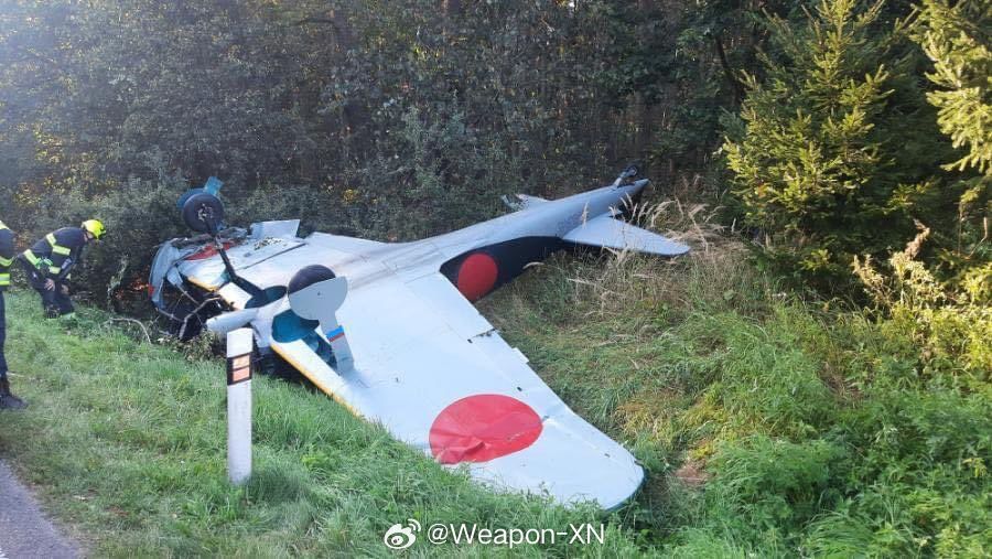 #兵器影像[超话]# 一架二战日本零式战斗机的复刻机在捷克波多尔斯基大桥附近紧急
