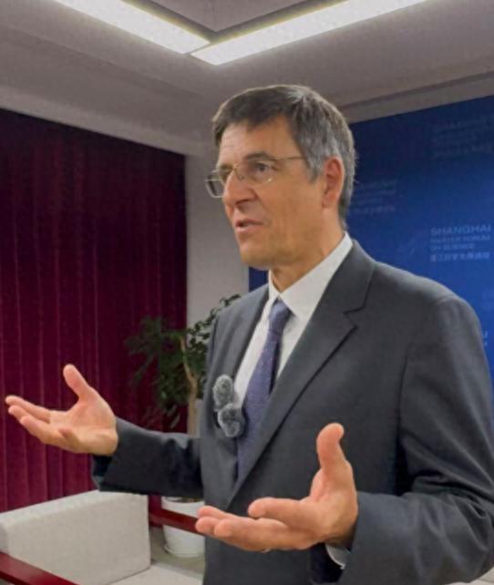 诺奖得主Queloz：地球以外会有生命存在！
11月17日，在上海举办的“第十二