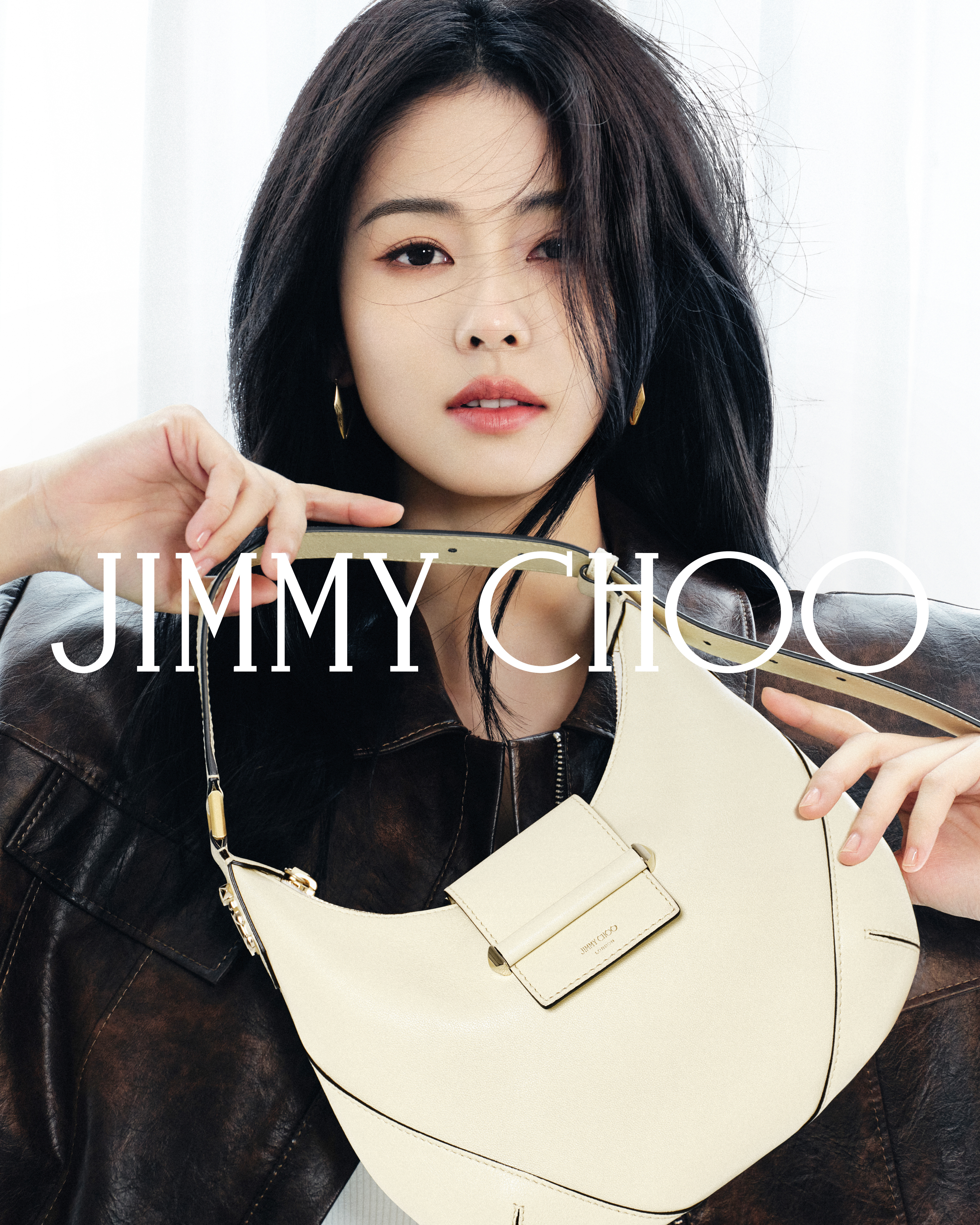 演员白鹿出镜JIMMY CHOO 2025秋季全新BAR HOBO系列手袋广告，