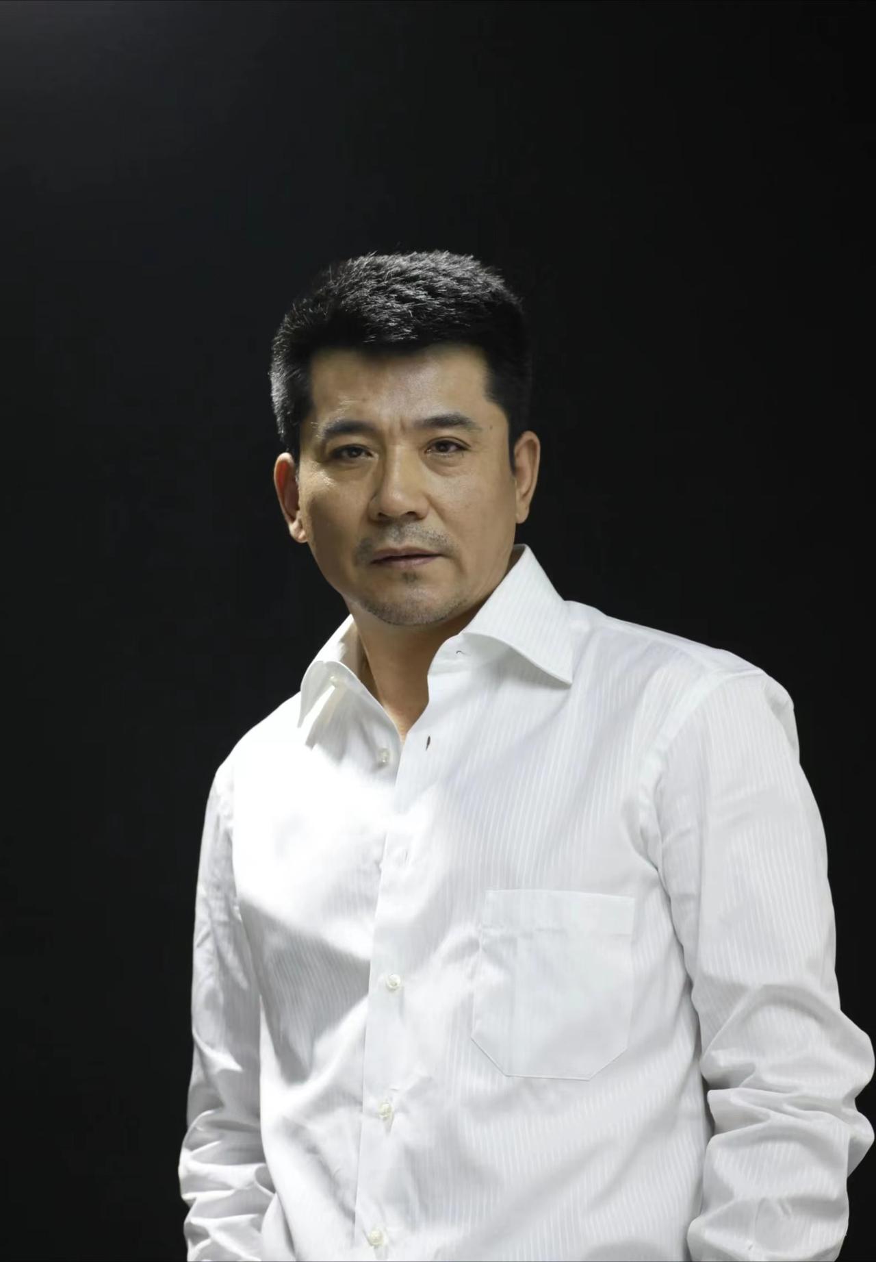孙淳是国家话剧院实力派影视演员，1956年生于山东济南，出身书香外交家庭，导演孙