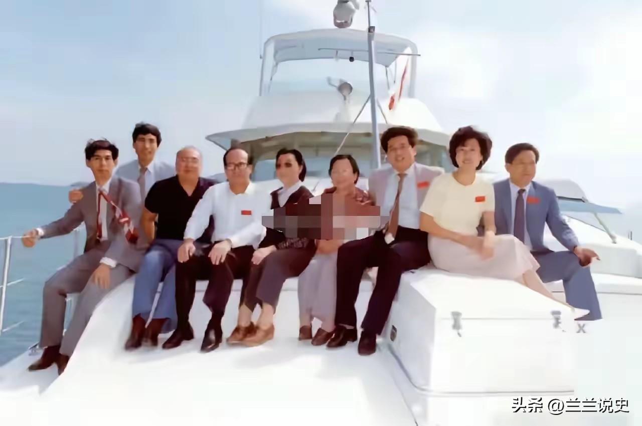 80年代，李嘉诚和王光美在游艇上游玩，那时候他已经走在时代前沿

80年代，一张