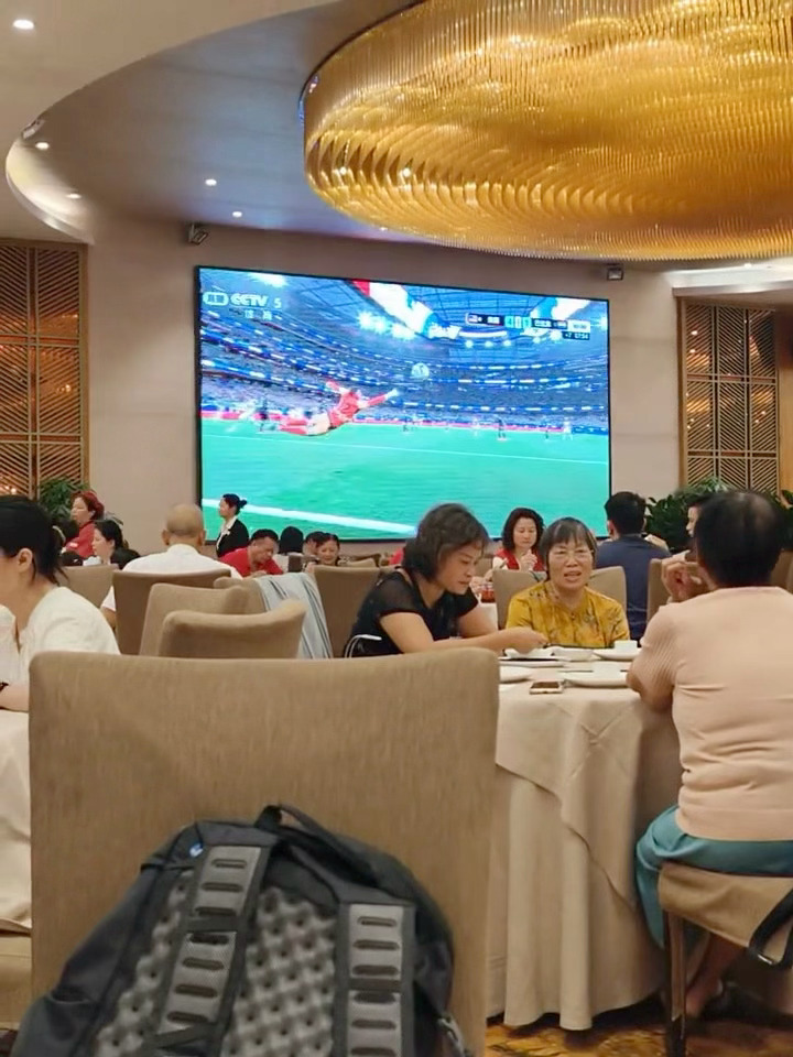边吃早茶边看世界杯火了足以证明本届世界杯的全民热度！从深夜熬夜党，到清晨早茶人，
