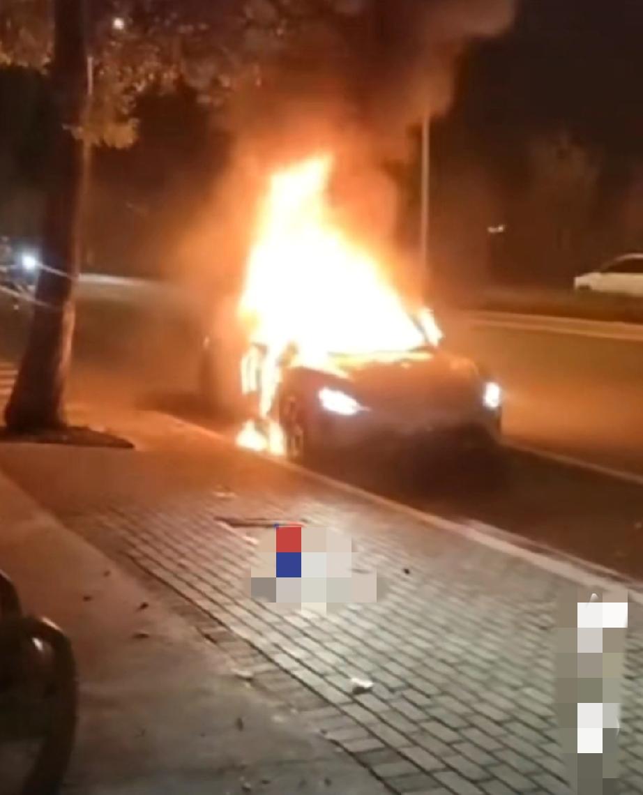 江苏常州，一辆小米SU7汽车着火被吞噬，发生了爆燃声……
有一种说法是:车辆在高