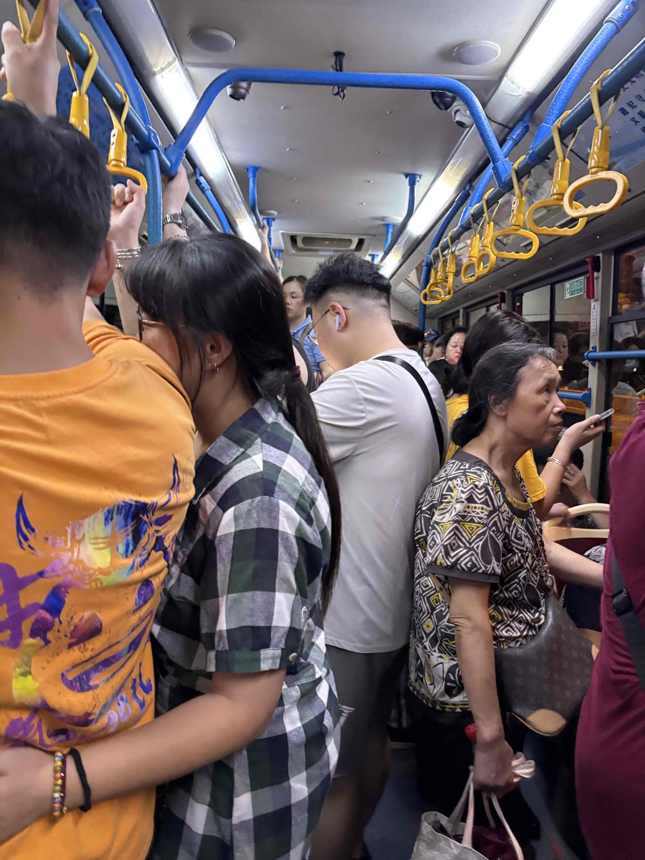 晚上10:40分的厦门25路公交车，前面两辆25路人太多，上不去，这辆挤上来，人