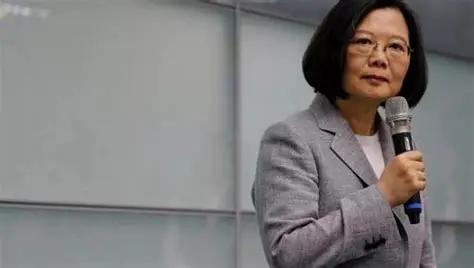 刚就曝出！“台独”头目蔡英文窜美放话，10月9日当天，台湾地区前领导人蔡英文现身