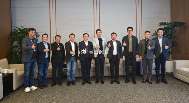 雷军回应李斌魏建军没来小米发布会小米SU7发布会现场来了五位车企董事长站台，唯独