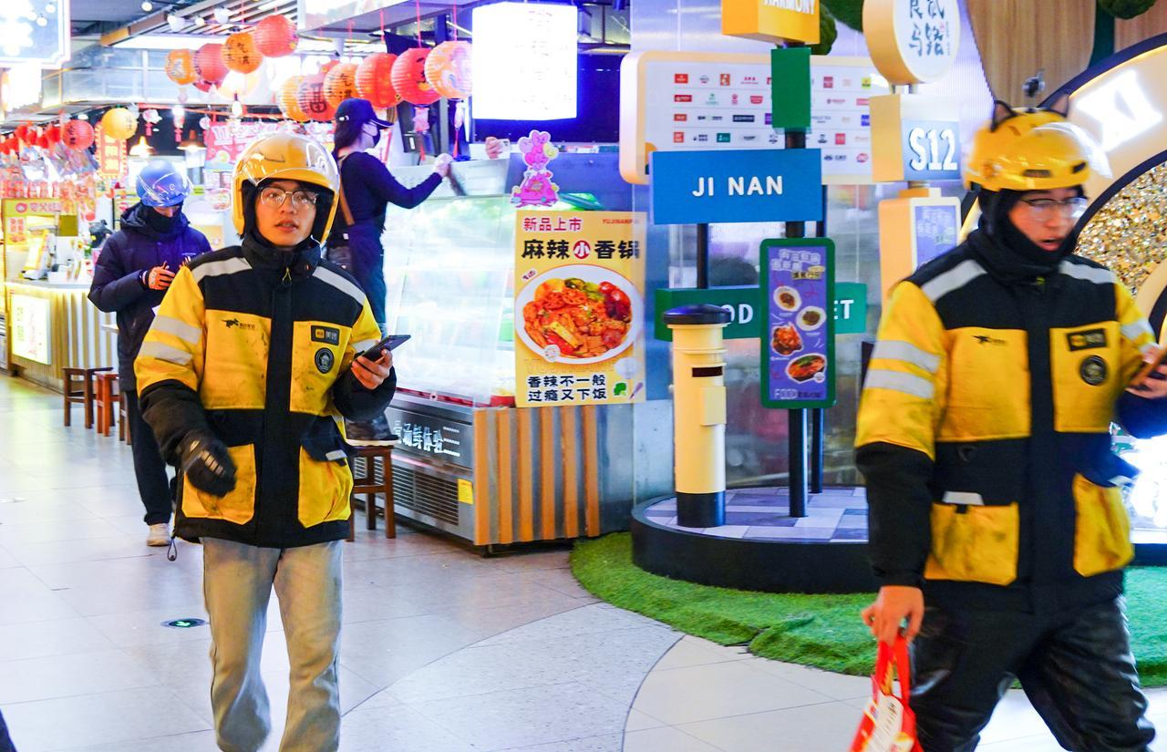 春节是中华民族的传统佳节，也是无数异乡游子一年中最期盼的团圆时刻。然而，在这万家