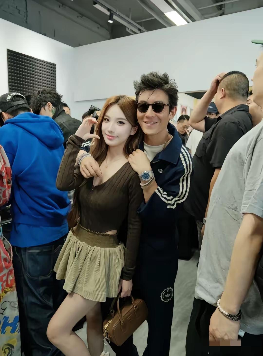 这就是江山易改本性难移吧，

看着陈对和美女搂搂抱抱的样子，真是活该退圈。

笑