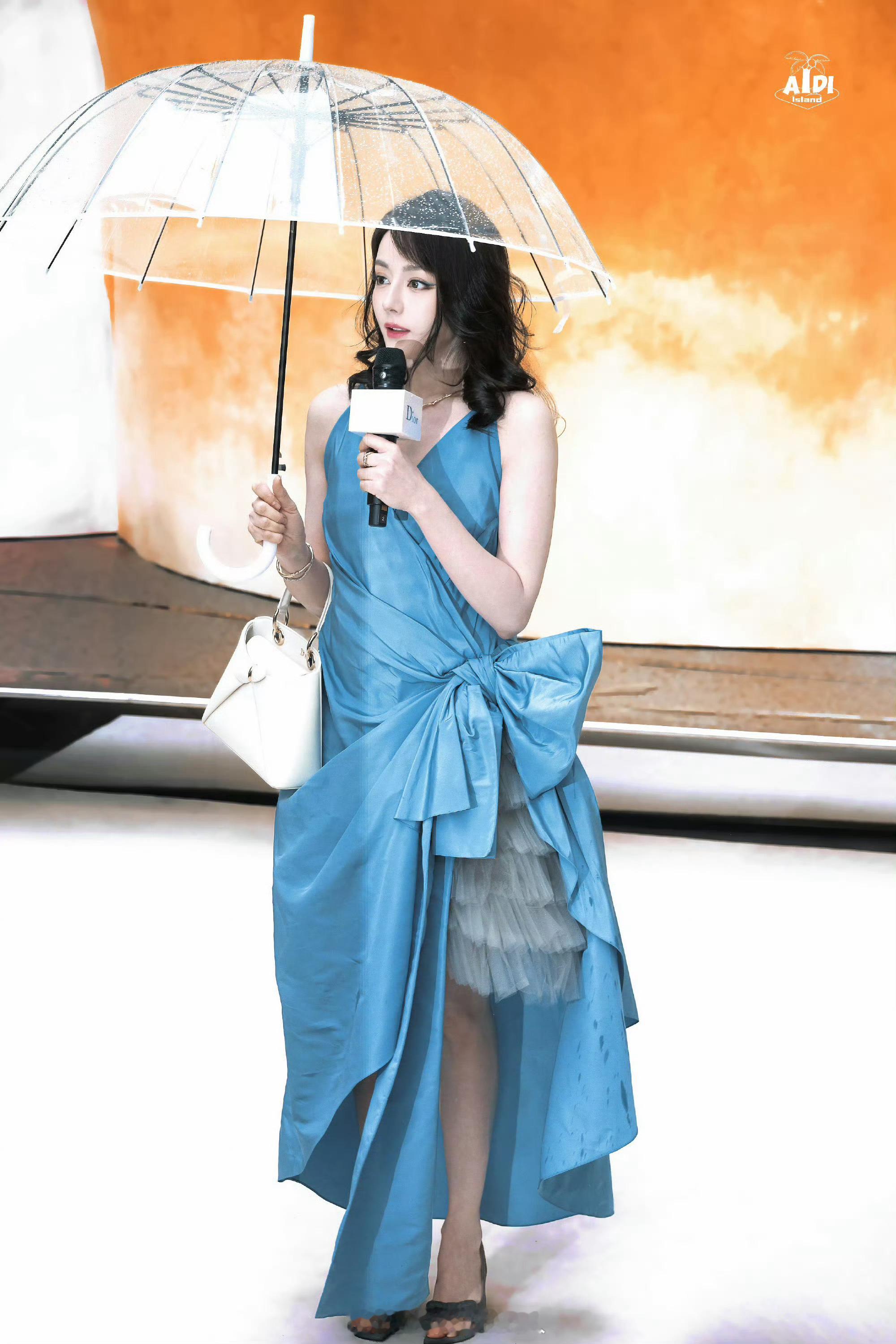 迪丽热巴雨中撑伞神图☔️ 33岁迪丽热巴状态