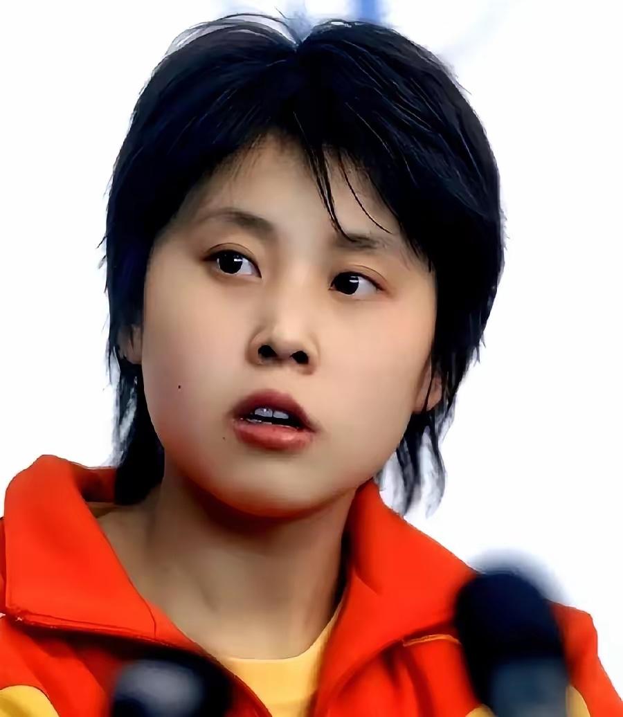 被国家队三次“开除”，最低谷时，国外递来一份改国籍的天价合同。
王濛的回应是：“