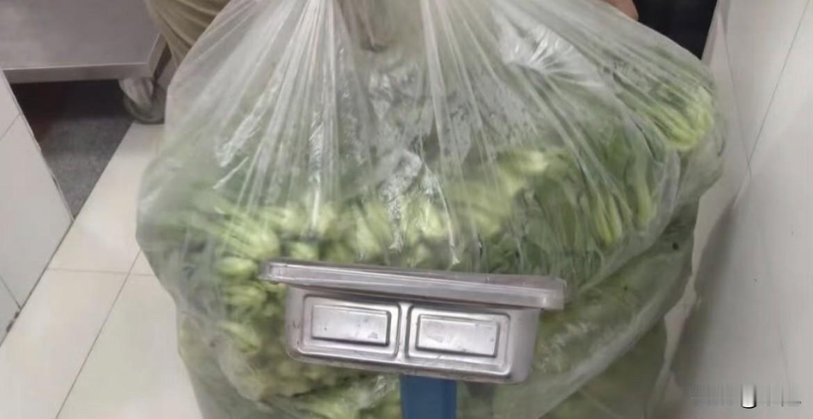 老师凌晨五点到学校验菜——这事儿谁想出来的？

达州开江县，中学老师早上5：50