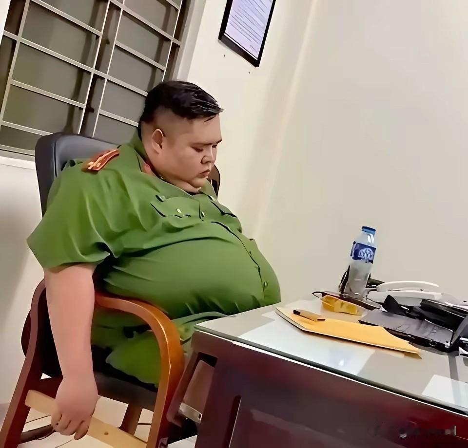 今天加班不休息，加班太好了，加班能挣双工资。在家休息没工资，还的给媳妇洗衣服，还