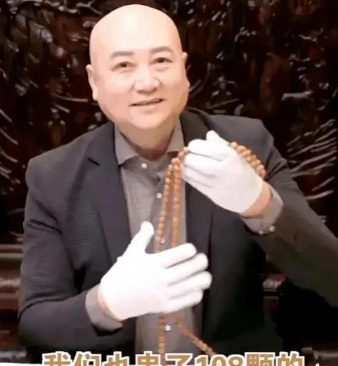 那天，迟重瑞直播时，直言：“我手里的黄花梨手珠卖给明星要500万，这次给大家谋福