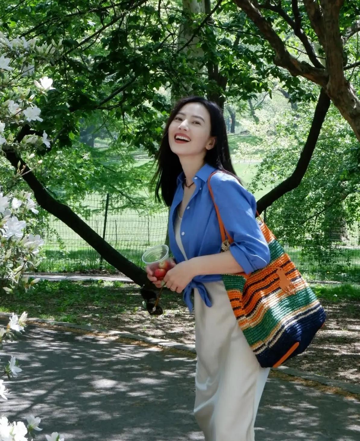 高圆圆上学那会儿到底多好看？
她班主任亲口说的，
当年追她的男生少说能凑齐十个班