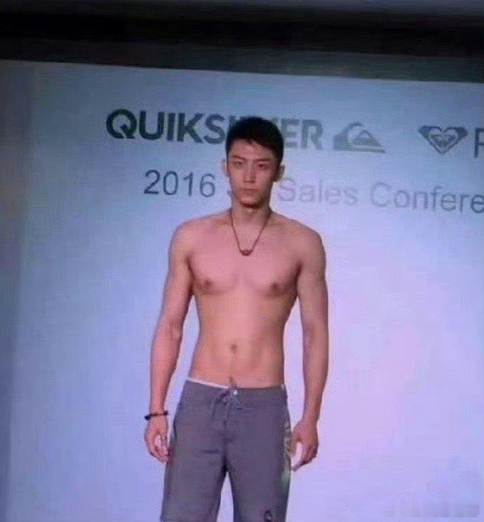 黄景瑜和许凯曾一同参加模特大赛，那时他们青涩瘦削，与现在的健硕形象形成鲜明对比。