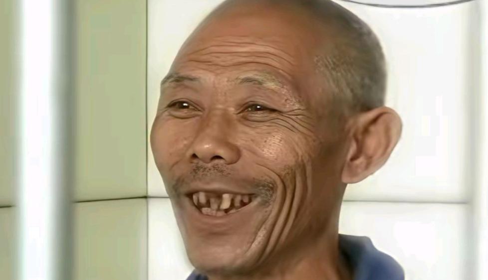 一个六十岁的老汉，杀了全村唯一不嫌弃他的人：那个常给他送吃送喝的远房侄媳妇。事后