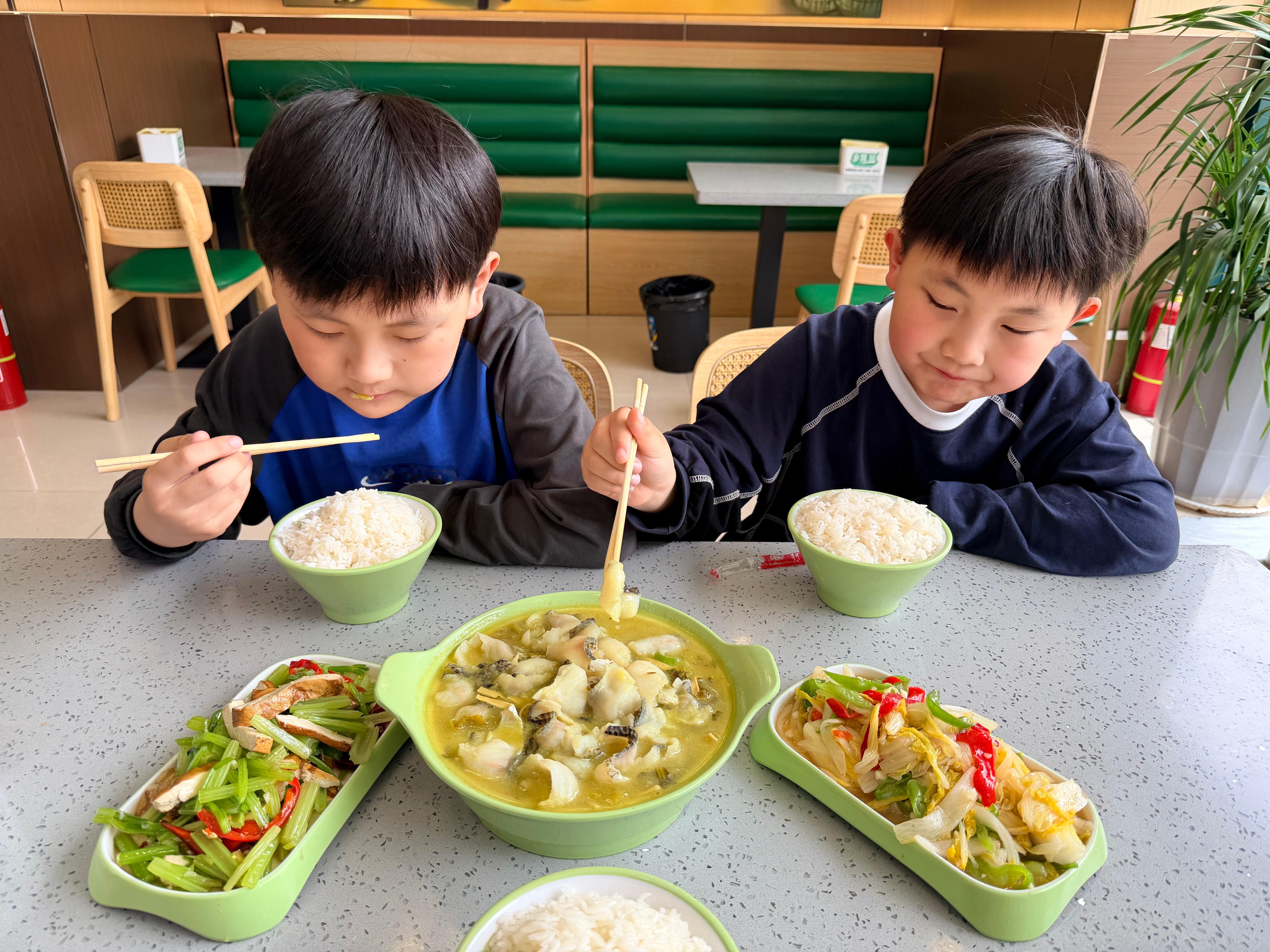 周末带娃吃饭，在忙也要好好吃饭哦。 