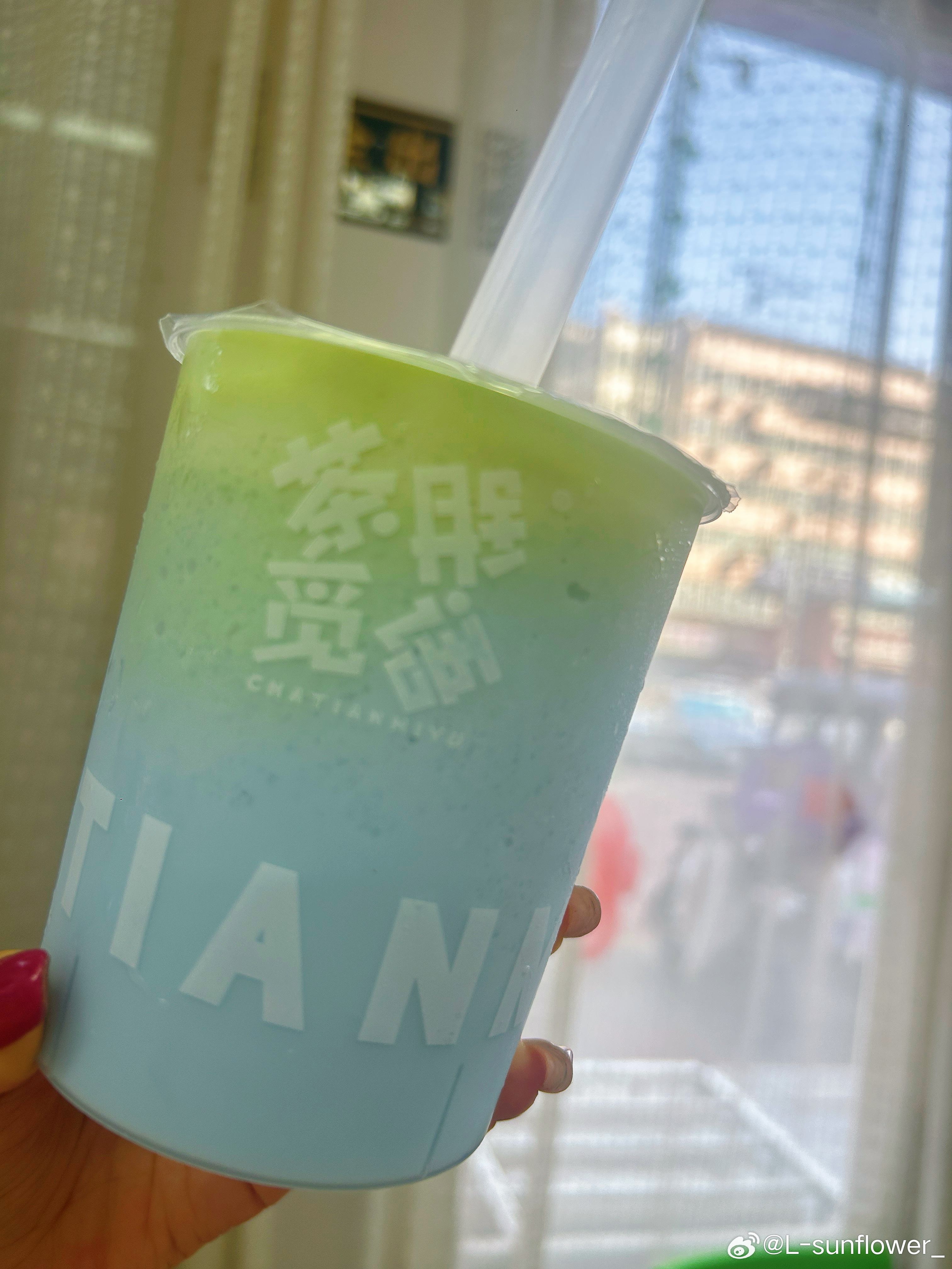 点了这杯不知名的森屿海岸。里边是椰子冻+椰乳+蓝薄荷+抹茶奶盖。味道怎么说呢。有