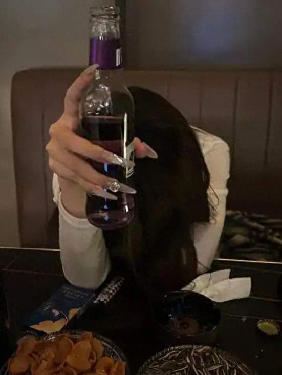 已婚女子酒后开房猝死，家属起诉同饮男子和宾馆赔62万，法院判了
