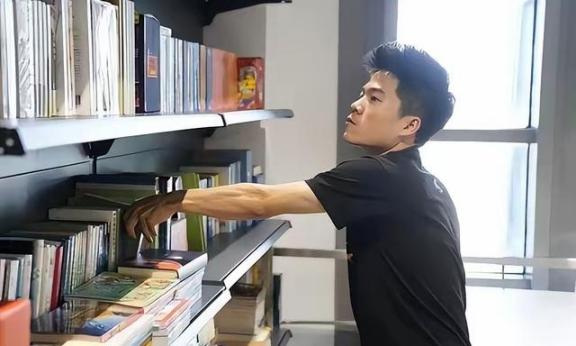 一天，记者问张雪峰：“董宇辉就是一个网红，凭什么拿他跟你比？” 张雪峰笑喷：“董