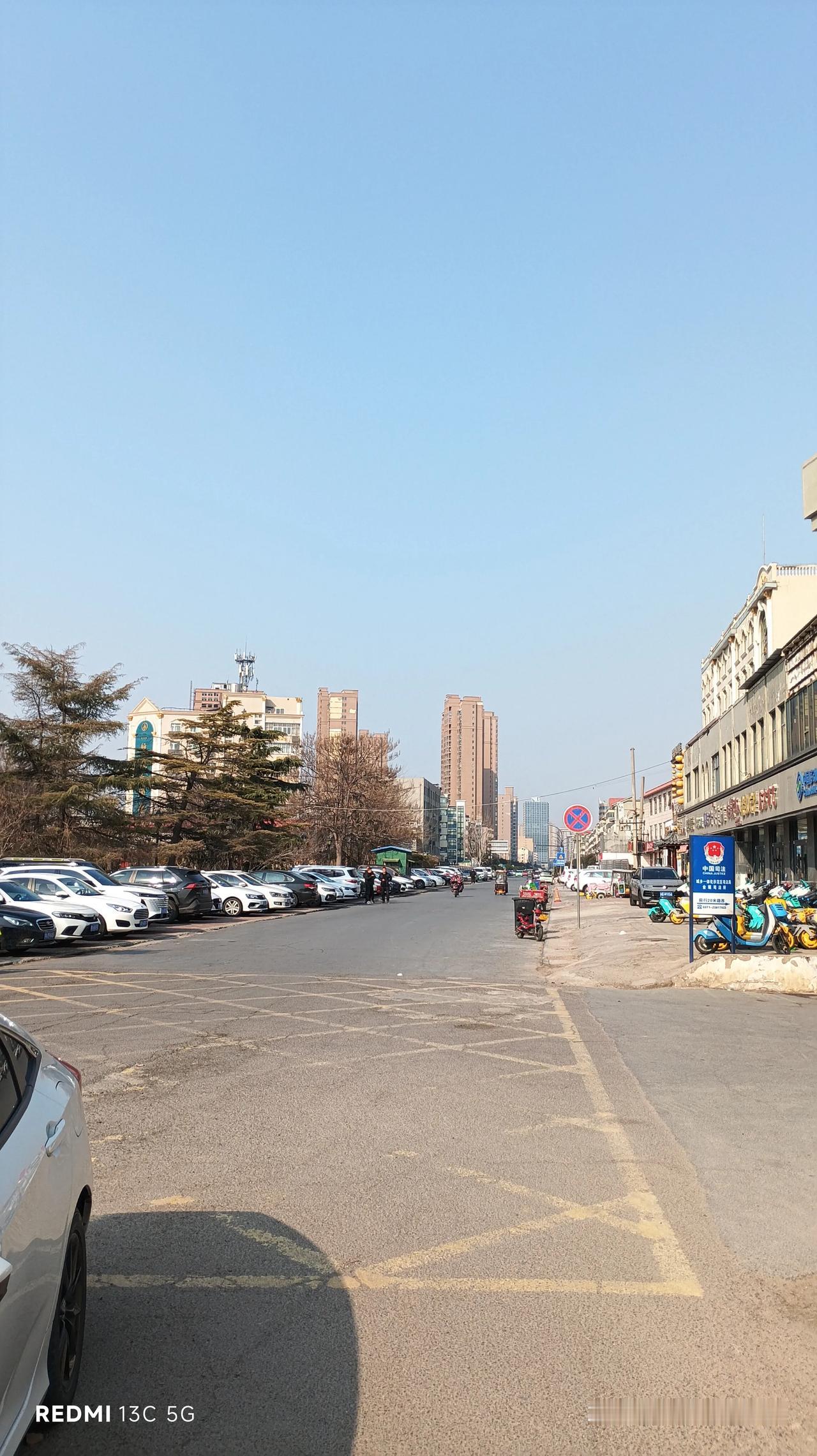 这里是开封市万胜路，这条路在开封市城西，基本属于东西走向，略微向东南西北偏斜。这