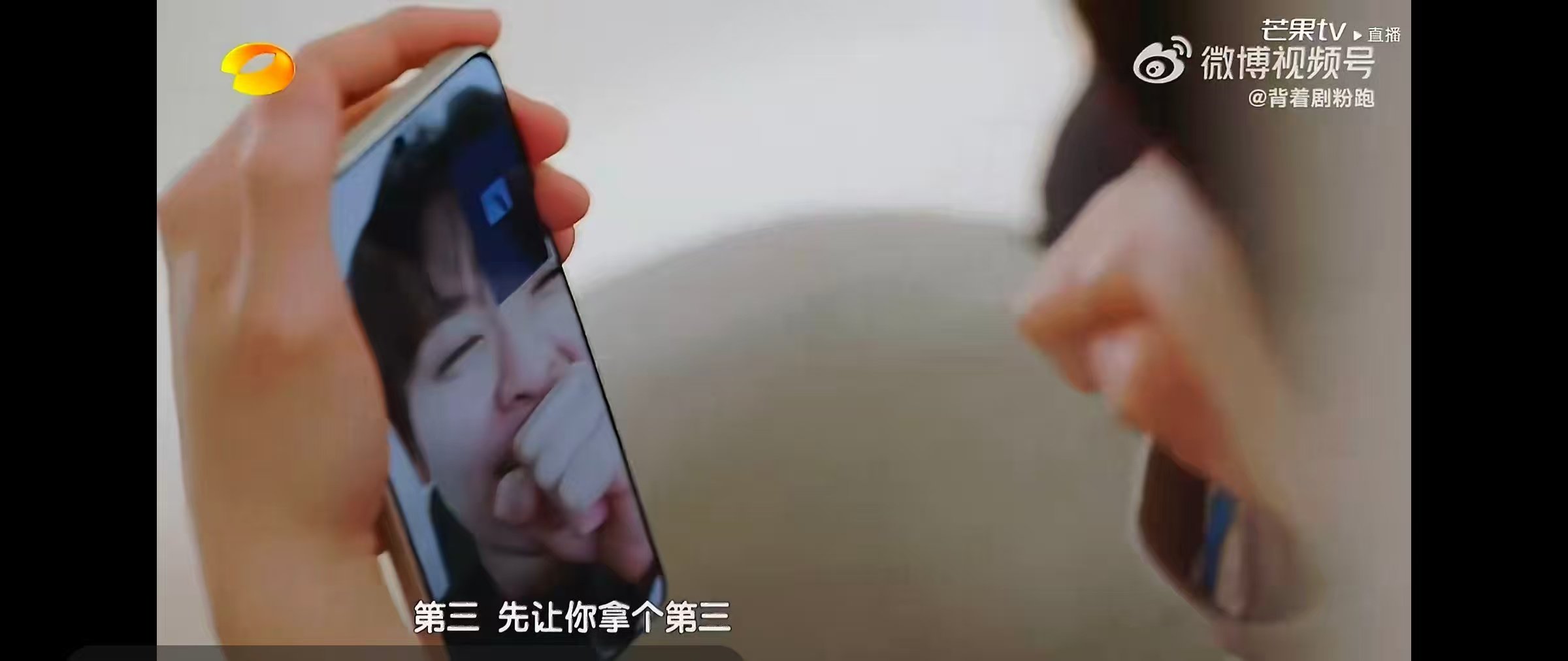 歌手直播范丞丞说把排名借给尤长靖 尤长靖歌手赛前通话范丞丞，好友暖心打趣，直接把