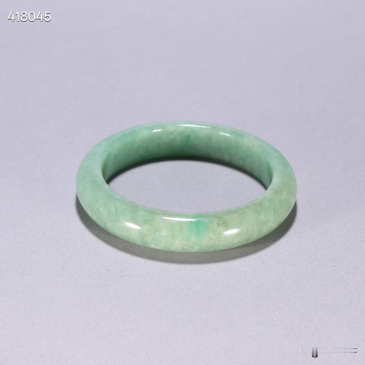 清 翡翠手镯
规格：内径5.7cm宽1.3cm重67.5g