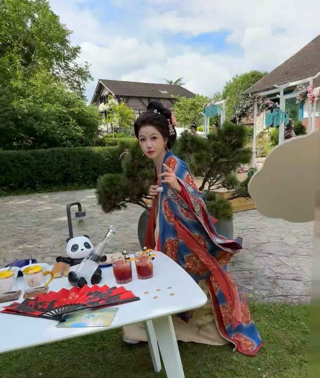 #虞书欣中餐厅唐装造型##虞书欣在中餐厅穿了唐装#虞贵妃 ​​​