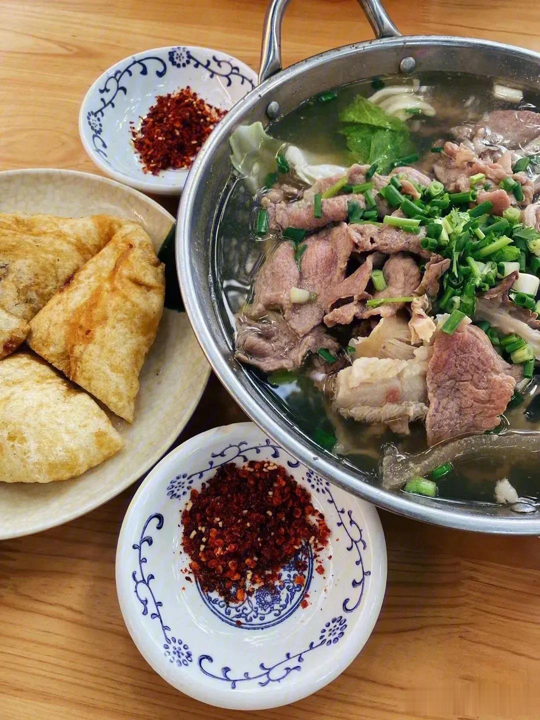 #十月美食录# 
乐山是四川的美食天堂，有很多地道的小吃和特色的菜肴，让你吃得满