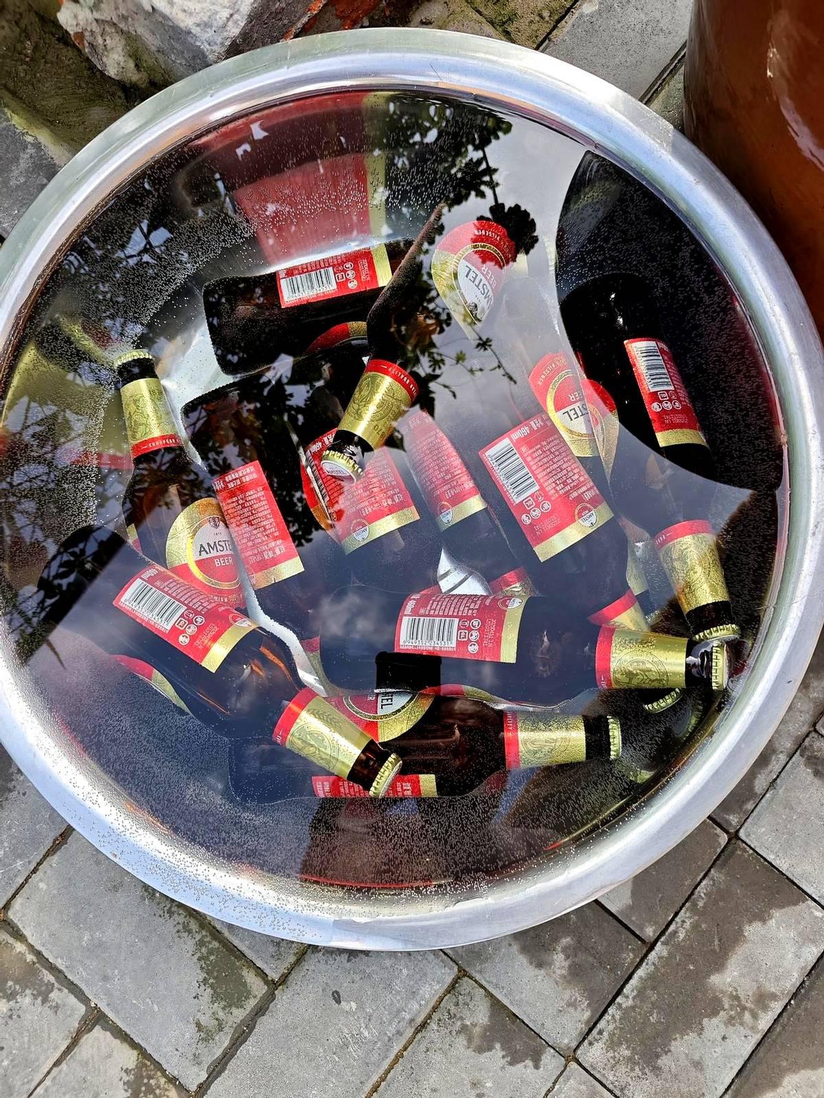 哈尔滨冰城今年最抢镜的不是冰灯，是啤酒。
红爵突然满街，喜力跟着蹿，德伦堡大棒子