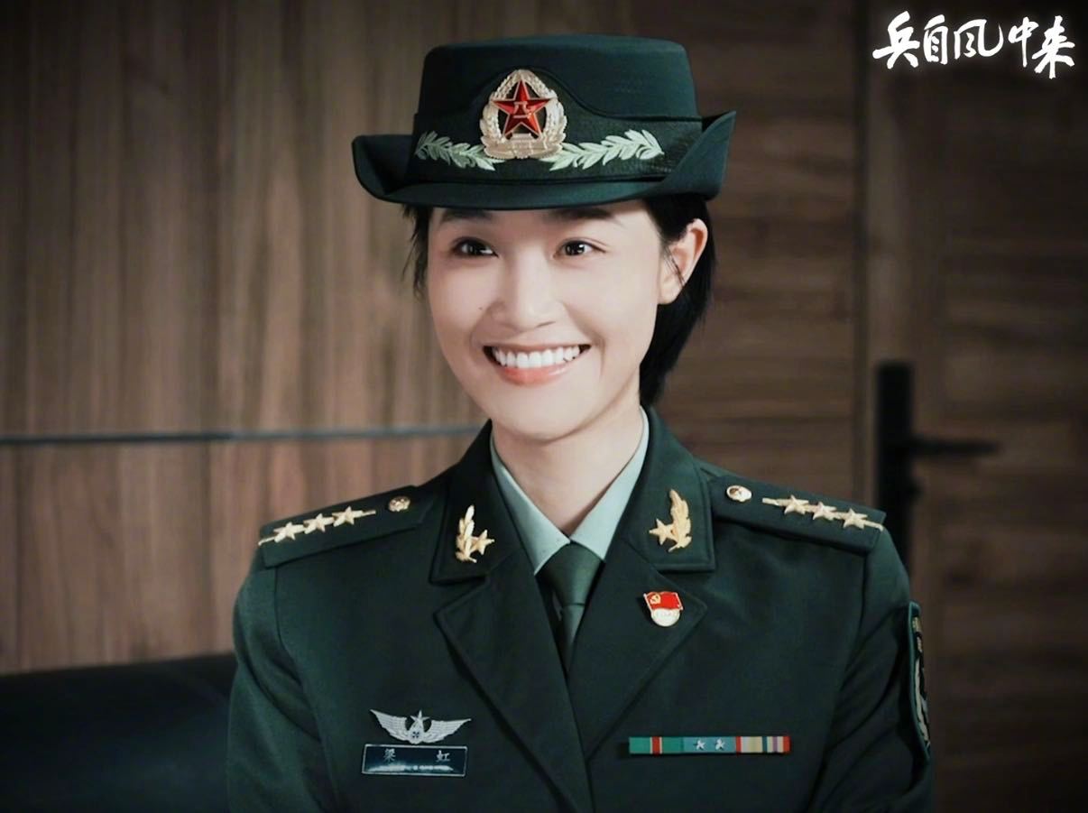 蓝盈莹这是演了个豆包吗蓝盈莹新剧演了个豆包 《兵自风中来》梁虹前期书生气，面对现