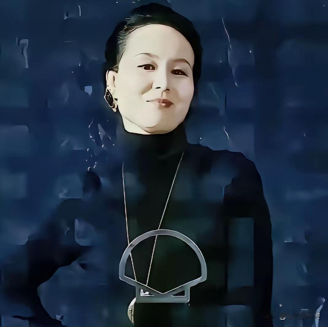 清晰的五官，精致的妆容，满眼的嚣张跋扈，手中拿着最佳主角银贝壳奖的奖杯……这一张