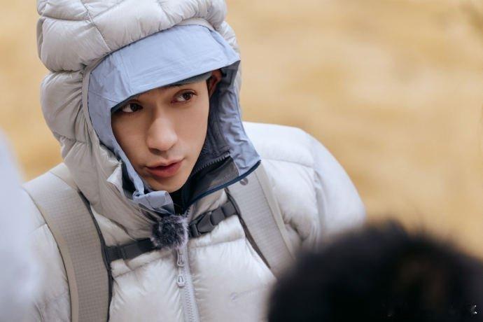 朱一龙朱一龙骑摩托巡山从《重启》到新短片，朱一龙骑摩托的样子依旧很有魅力，温柔又