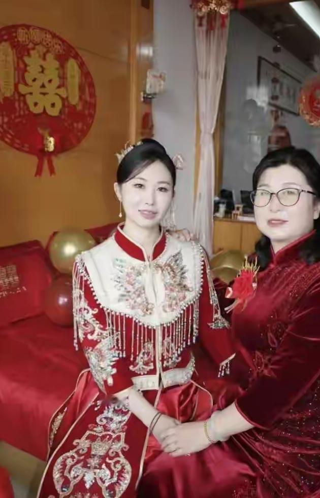 表姐收养的闺女，前天嫁人，今天回门。表姐把收的18万8的彩礼全部给了闺女，说：“