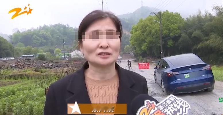 不看路一头冲进了正在施工的水泥路里，女子拒绝挪车非要施工方赔一辆新的，结果水泥硬
