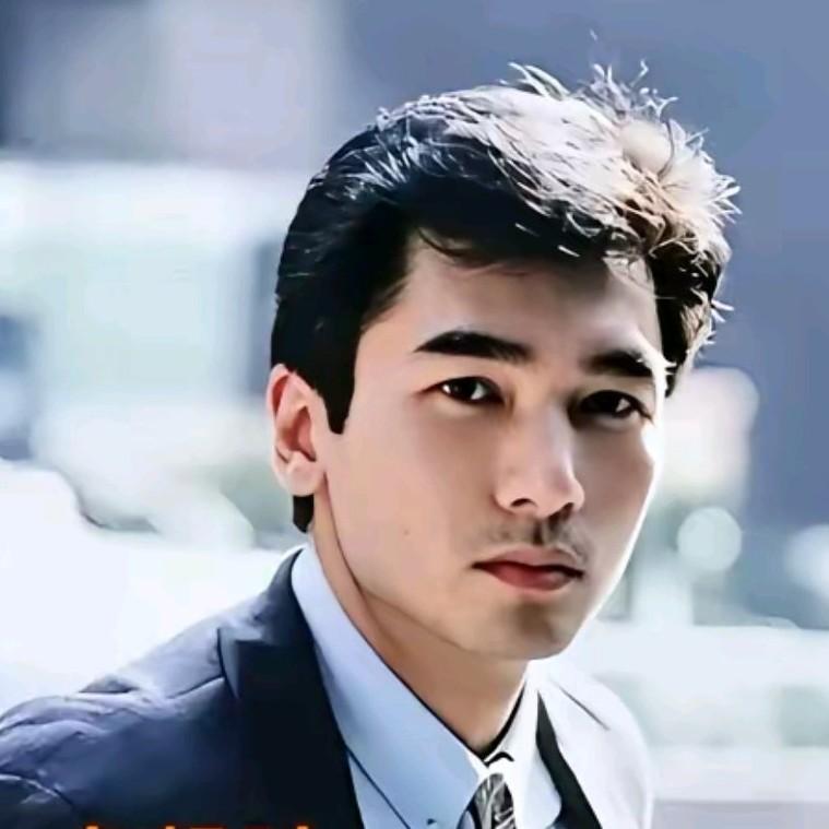 应该没有多少人还记得他最初的模样了，现在看到的他跟当初的他形象完全变了样，想当初