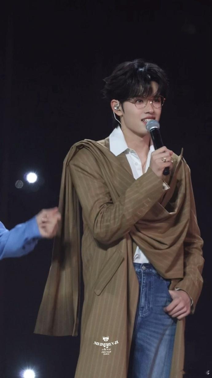 张极好久不见的啵啵 好久不见的啵啵登场，张极还是那么贴心细心，和小狗待在一起的样