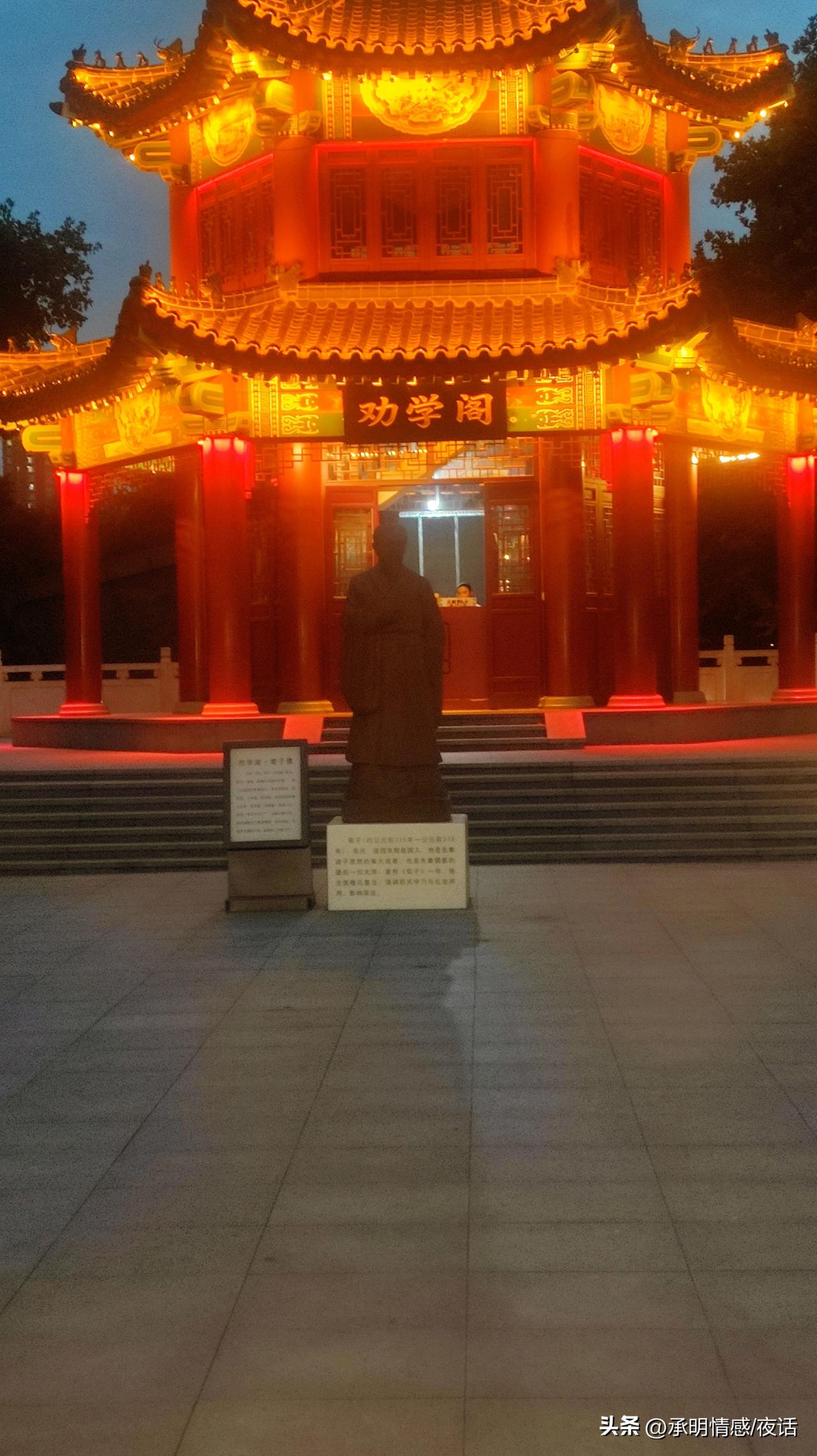 夜幕下的劝学阁，古韵悠长，静谧而庄严。古建筑夜间美景 古阁夜景 夜间教学楼