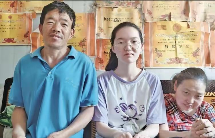 人间清醒！
考了699分的韩雅平，她最终婉拒了北大伸出的橄榄枝和清华的热门工科专