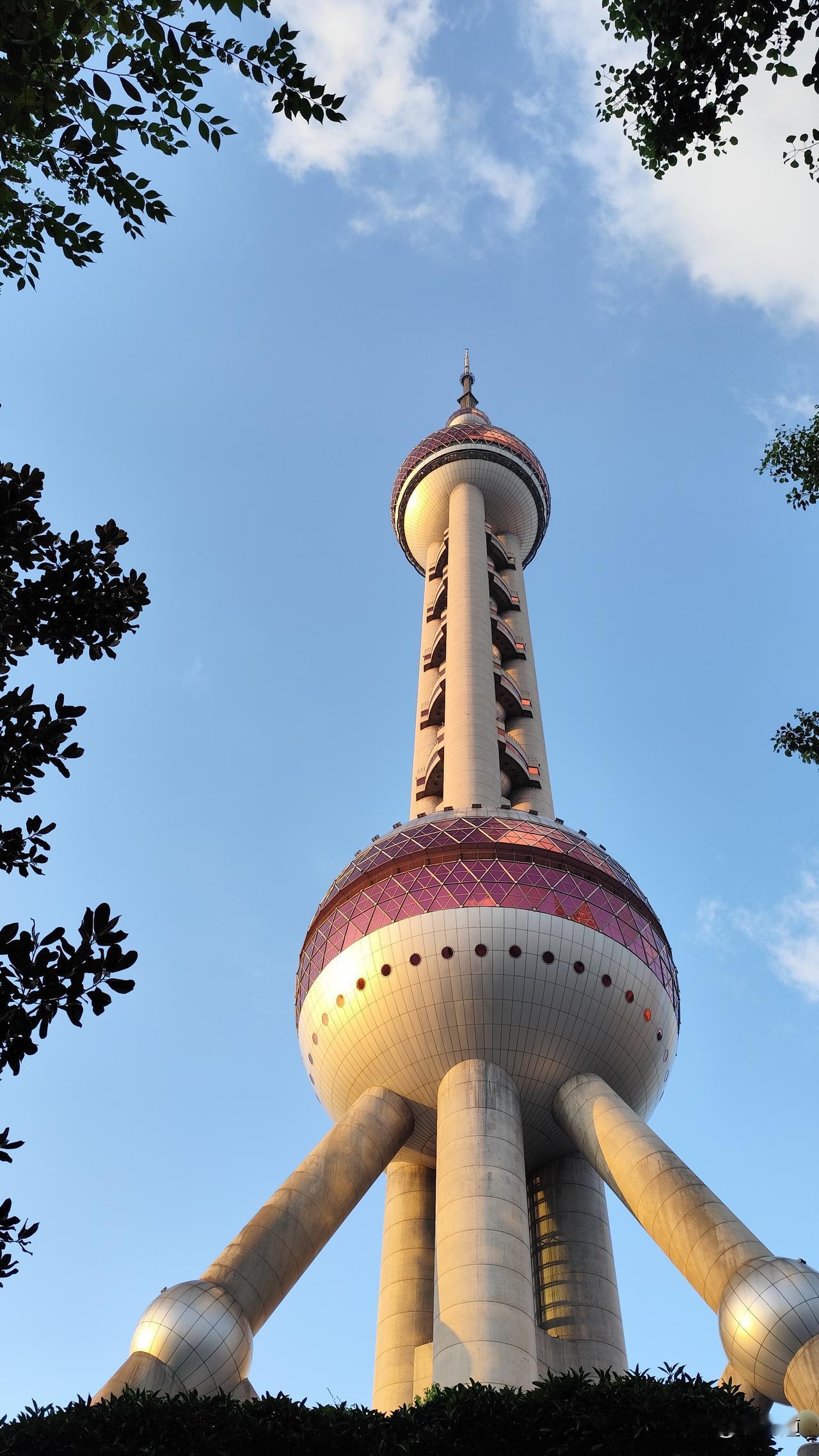 明珠指蓝天