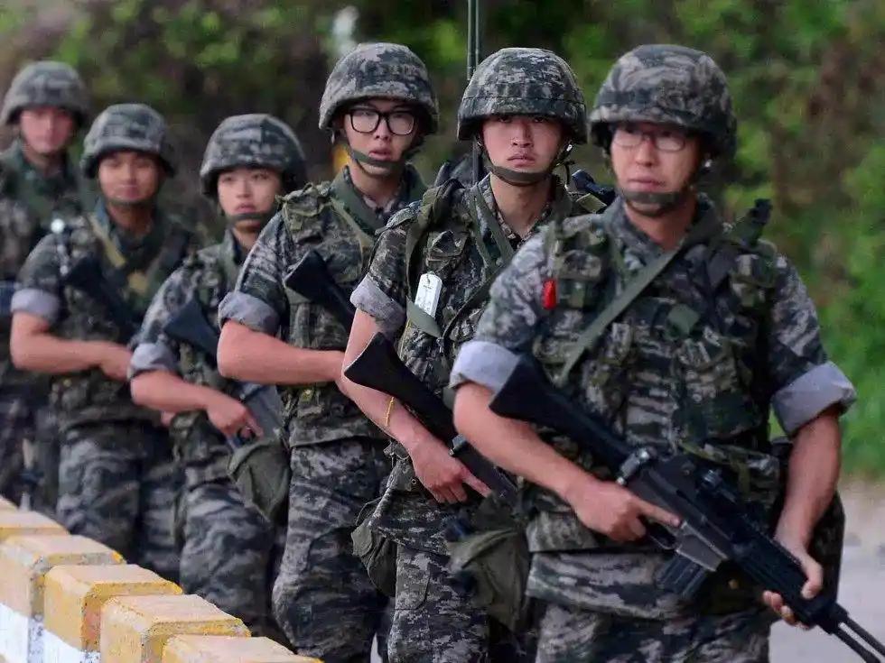 韩国差点被美国架到火上烤，伊朗一句危险的选择必有代价吓得青瓦台连说三遍还没定，特