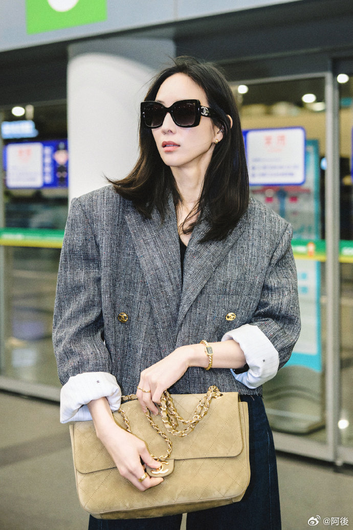 张钧甯去巴黎带了半行李箱泡面 远赴巴黎也不忘家乡味道，半箱泡面真的太有画面感，可