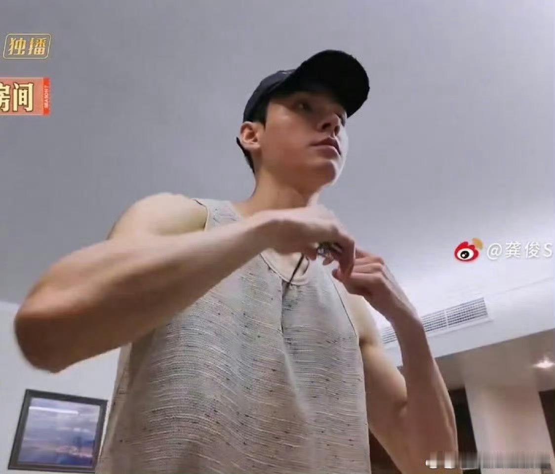 龚俊一胳膊能放倒我 他肌肉线条超绝，合理怀疑偷偷内卷，说一胳膊能放倒人，毫不夸张