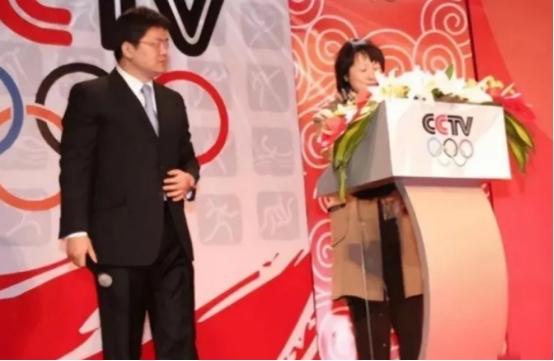 央视主持人张斌，正在直播奥运新闻发布会时，他的妻子突然冲上台，拿起话筒就喊：“就