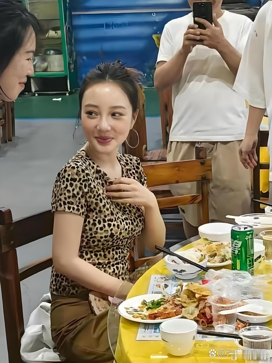 李小璐纯素颜出镜，卸下妆容后状态自然，和普通人相差无几。 