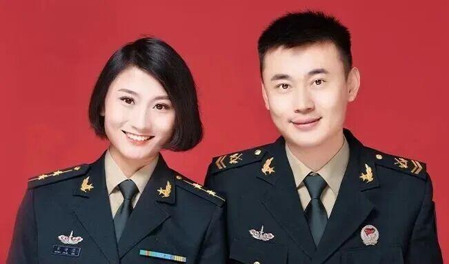 这个士兵不得了，追到了女军官！！

十年前，山东姑娘黄钟莹还是部队里一个满脸稚气