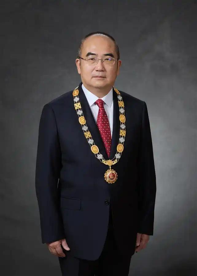 他明知自己的生命在倒计时，却在城市最危难、国人最恐慌的时刻，拖着“渐冻”之躯坚守
