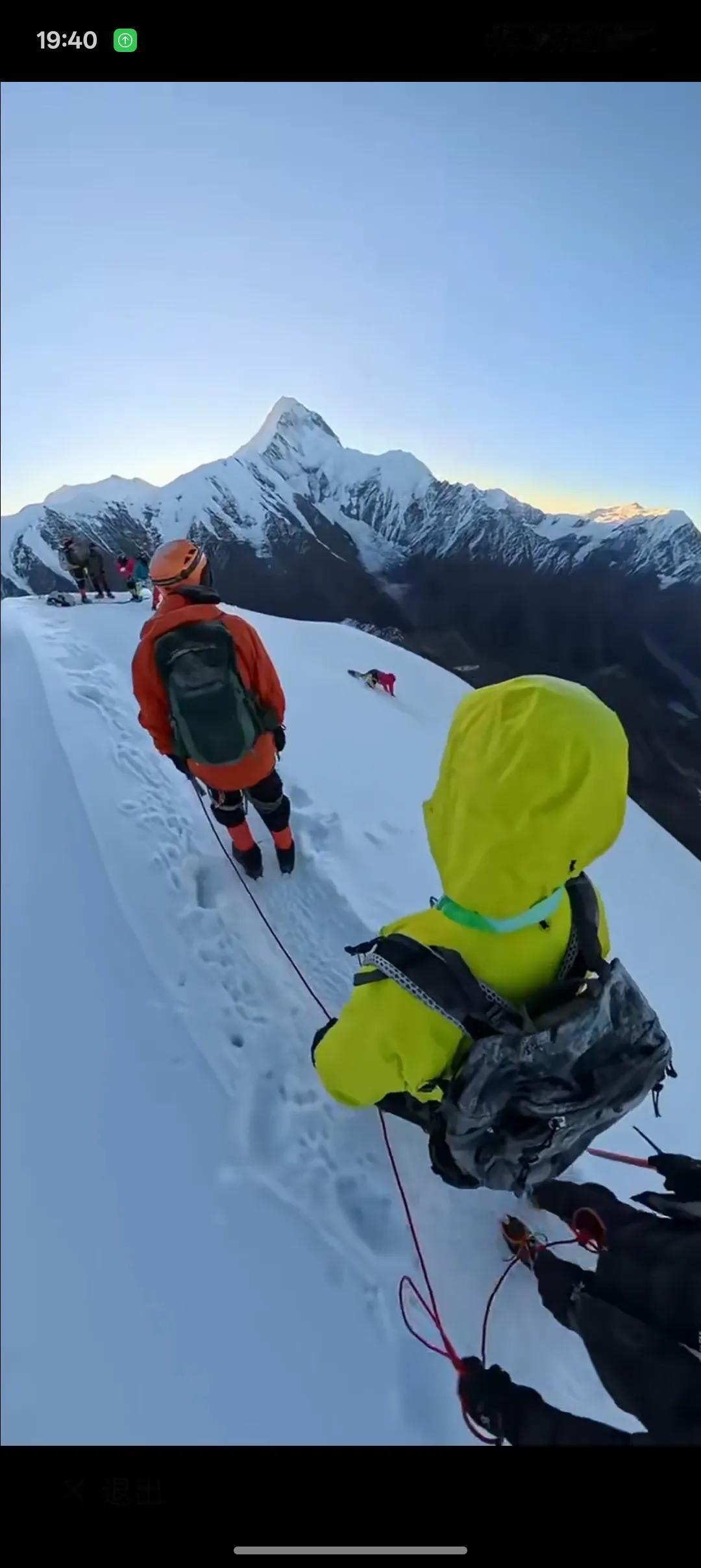 四川那玛峰雪山
一位驴友在雪山之巅落崖身亡
其他驴友无能为力   
只能眼睁睁看